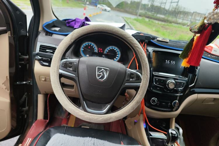 Used Baojun 730 2015 1.8L Manual Luxury Navigation ESP Version 7-seater Steering Wheel