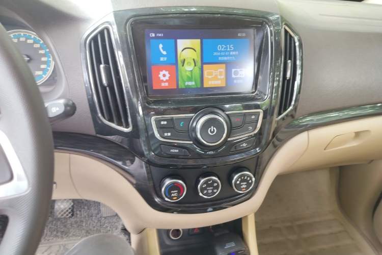 Used Baojun 730 2015 1.8L Manual Comfort ESP Version 7-seater Audio And AC Panel