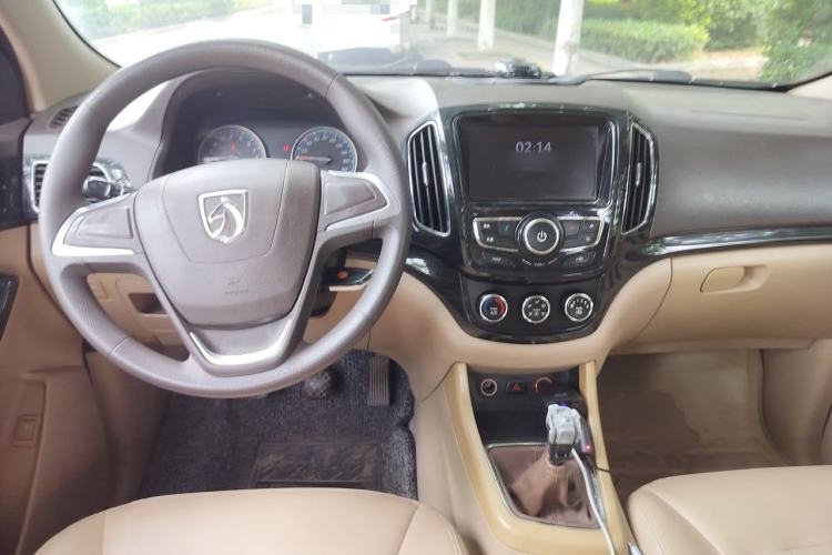 Used Baojun 730 2015 1.8L Manual Comfort ESP Version 7-seater Center Console