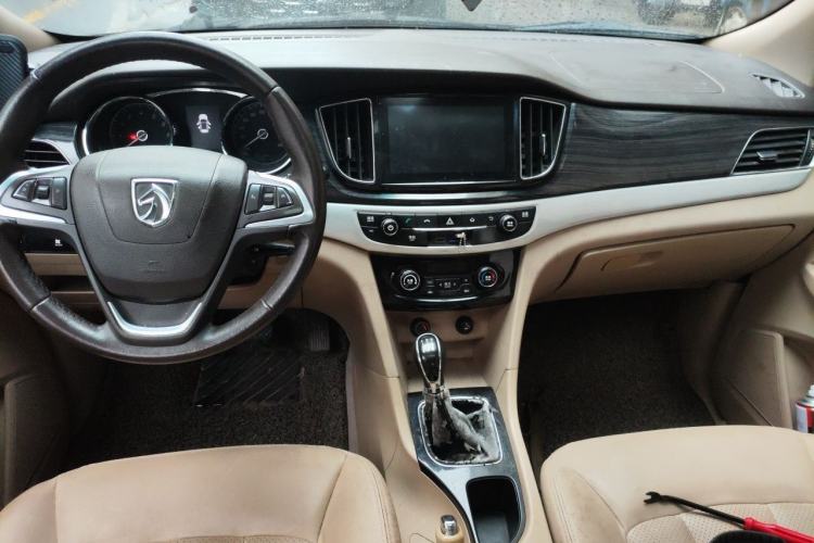 Used Baojun 730 2015 1.8L Manual Luxury Navigation ESP Version 7-seater Center Console