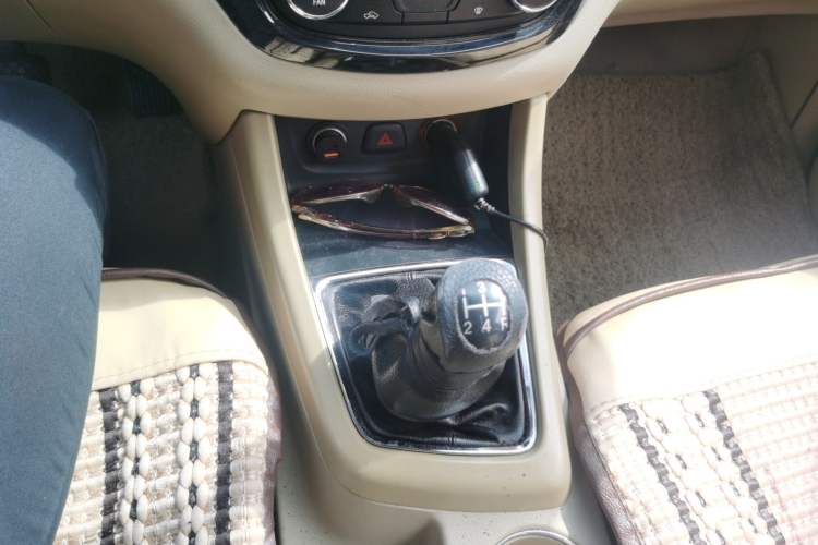 Used Baojun 730 2015 1.8L Manual Luxury Navigation ESP Version 7-seater Gear Lever