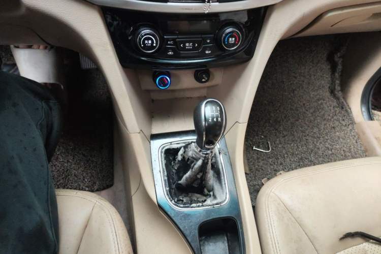 Used Baojun 730 2015 1.8L Manual Luxury Navigation ESP Version 7-seater Gear Lever