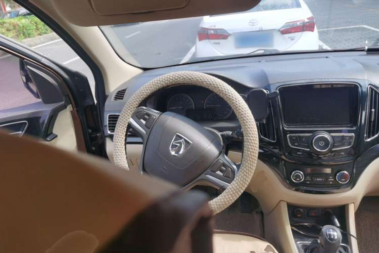 Used Baojun 730 2015 1.8L Manual Luxury Navigation ESP Version 7-seater Steering Wheel