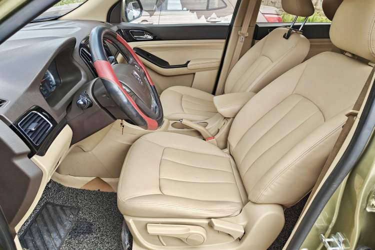 Used Baojun 730 2015 1.8L Manual Luxury Navigation ESP Version 7-seater Interior 1