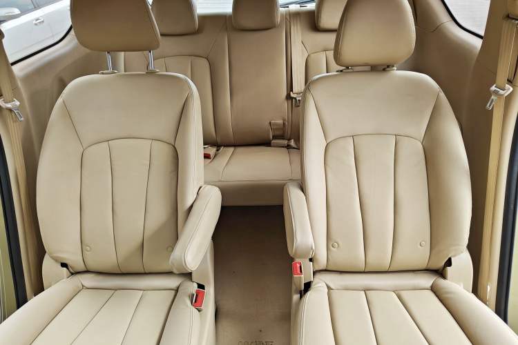 Used Baojun 730 2015 1.8L Manual Luxury Navigation ESP Version 7-seater Interior 2
