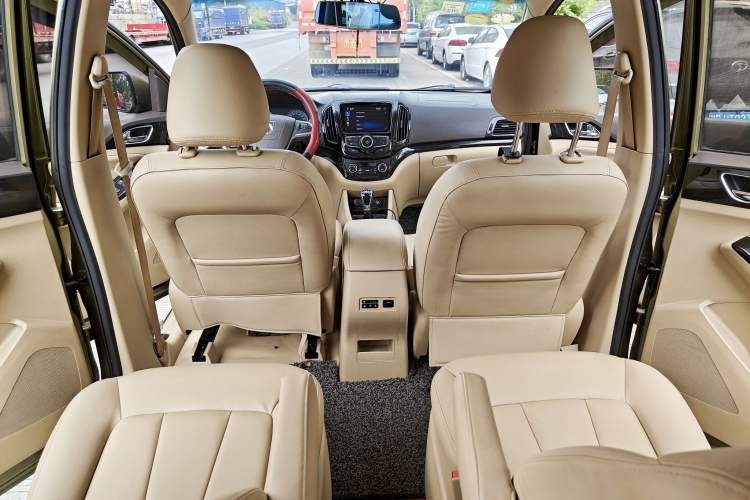 Used Baojun 730 2015 1.8L Manual Luxury Navigation ESP Version 7-seater Interior 4