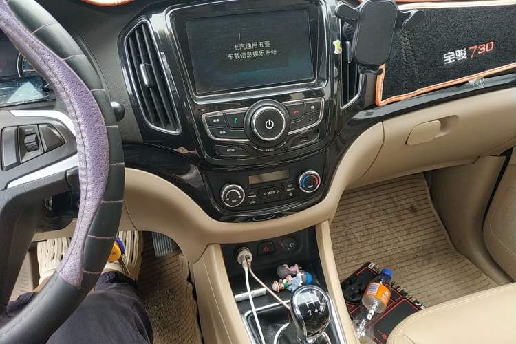 Used Baojun 730 2015 1.8L Manual Luxury Navigation ESP Version 7-seater Audio And AC Panel