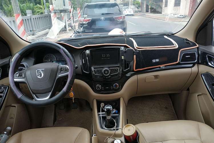 Used Baojun 730 2015 1.8L Manual Luxury Navigation ESP Version 7-seater Center Console