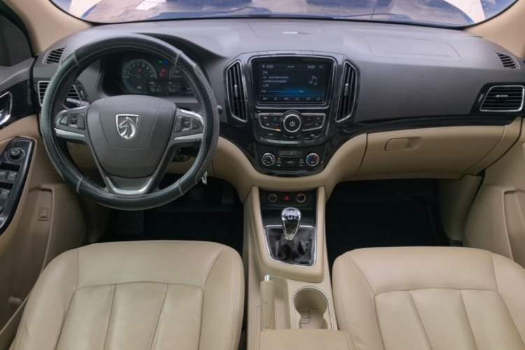 Used Baojun 730 2015 1.8L Manual Luxury Navigation ESP Version 7-seater Center Console