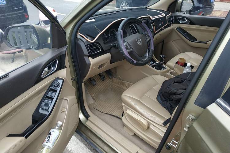 Used Baojun 730 2015 1.8L Manual Luxury Navigation ESP Version 7-seater Driver Seat