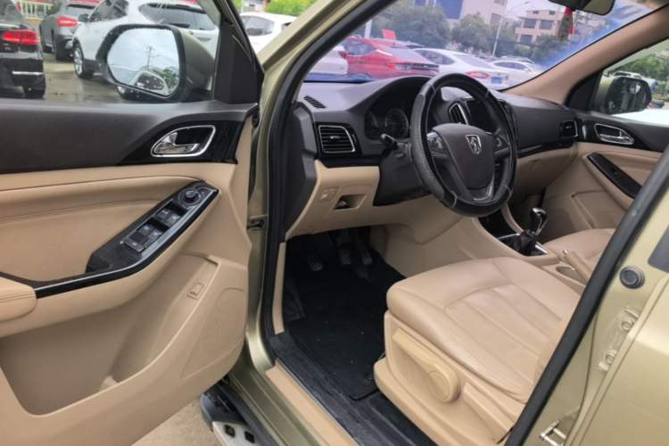 Used Baojun 730 2015 1.8L Manual Luxury Navigation ESP Version 7-seater Driver Seat
