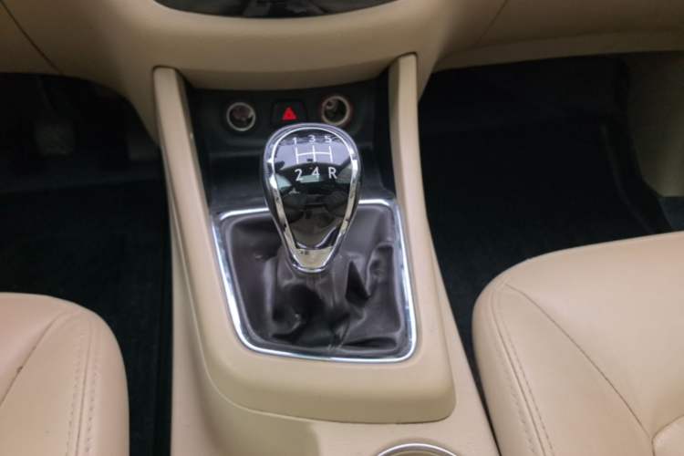 Used Baojun 730 2015 1.8L Manual Luxury Navigation ESP Version 7-seater Gear Lever