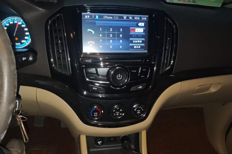 Used Baojun 730 2015 1.8L Manual Comfort ESP Version 7-seater Audio And AC Panel