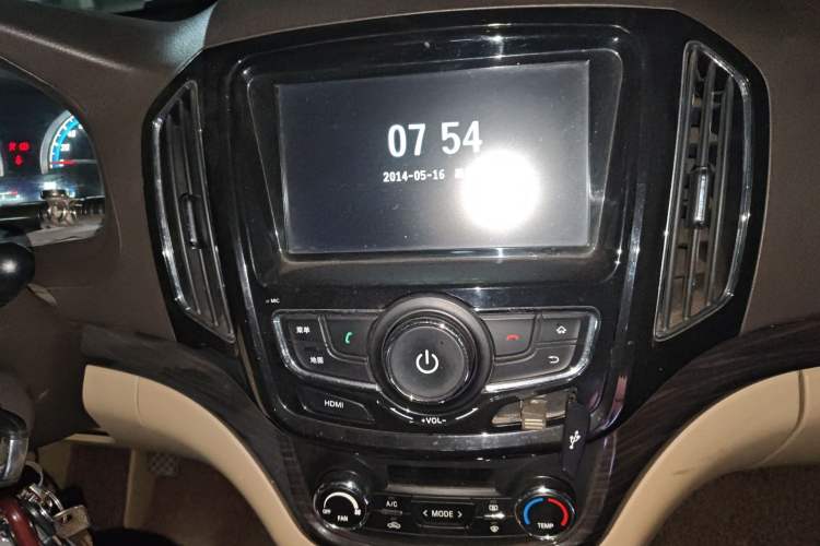 Used Baojun 730 2015 1.8L Manual Luxury Navigation ESP Version 7-seater Audio And AC Panel