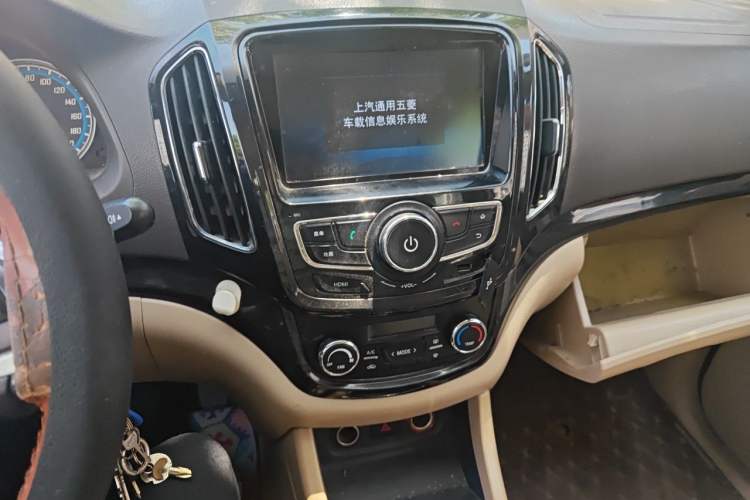 Used Baojun 730 2015 1.8L Manual Luxury Navigation ESP Version 7-seater Audio And AC Panel