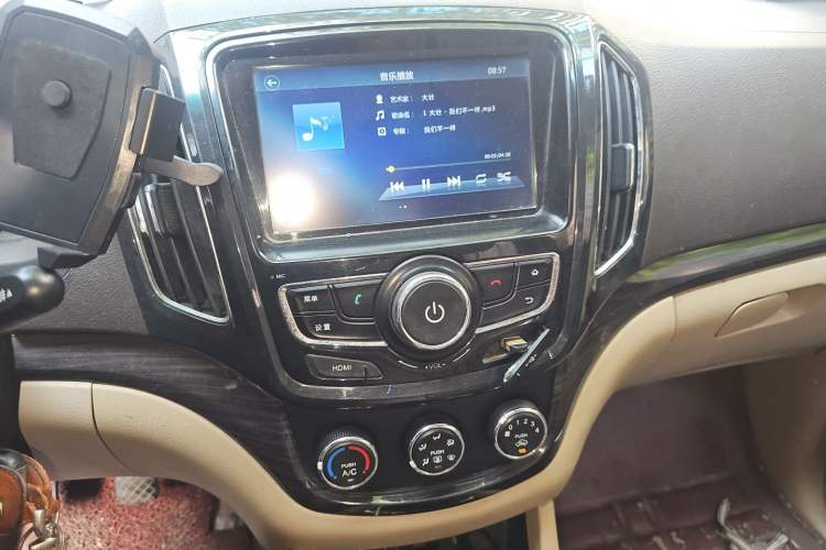 Used Baojun 730 2015 1.8L Manual Comfort ESP Version 7-seater Audio And AC Panel