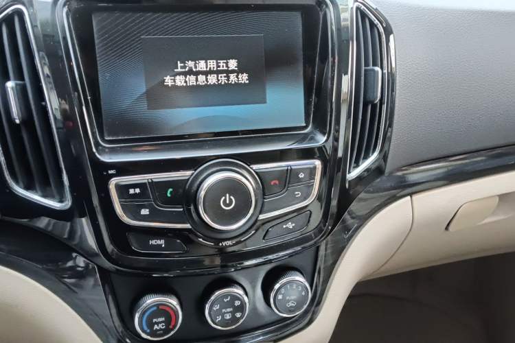 Used Baojun 730 2015 1.8L Manual Comfort ESP Version 7-seater Audio And AC Panel