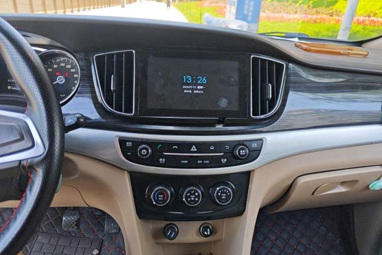 Used Baojun 730 2015 1.8L Manual Comfort ESP Version 7-seater Audio And AC Panel