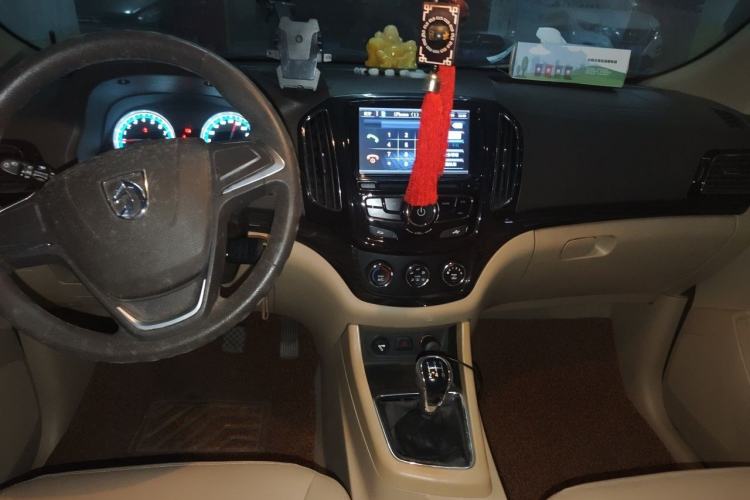 Used Baojun 730 2015 1.8L Manual Comfort ESP Version 7-seater Center Console