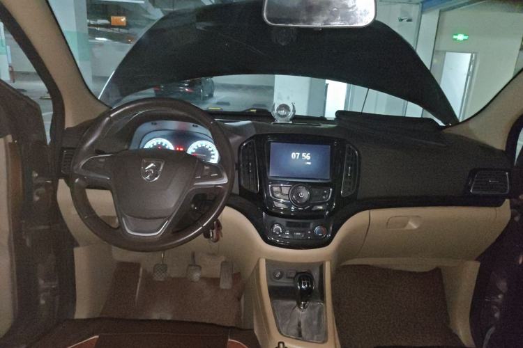 Used Baojun 730 2015 1.8L Manual Luxury Navigation ESP Version 7-seater Center Console