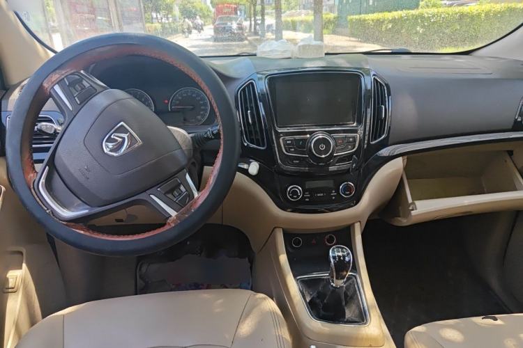 Used Baojun 730 2015 1.8L Manual Luxury Navigation ESP Version 7-seater Center Console
