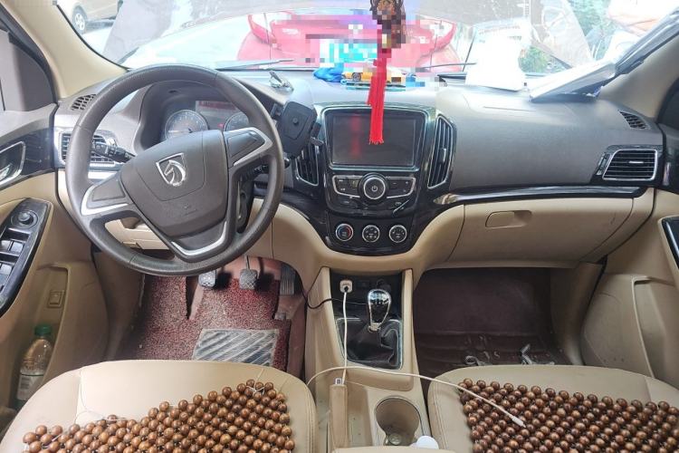 Used Baojun 730 2015 1.8L Manual Comfort ESP Version 7-seater Center Console