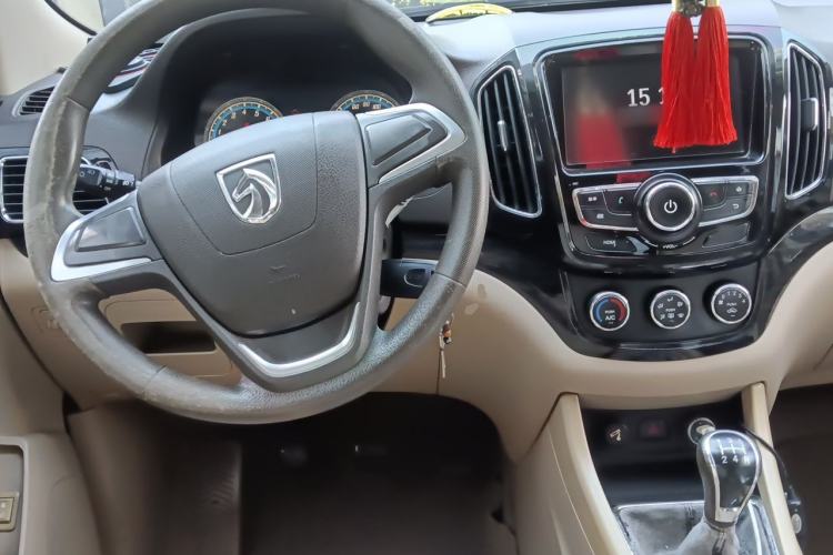 Used Baojun 730 2015 1.8L Manual Comfort ESP Version 7-seater Center Console
