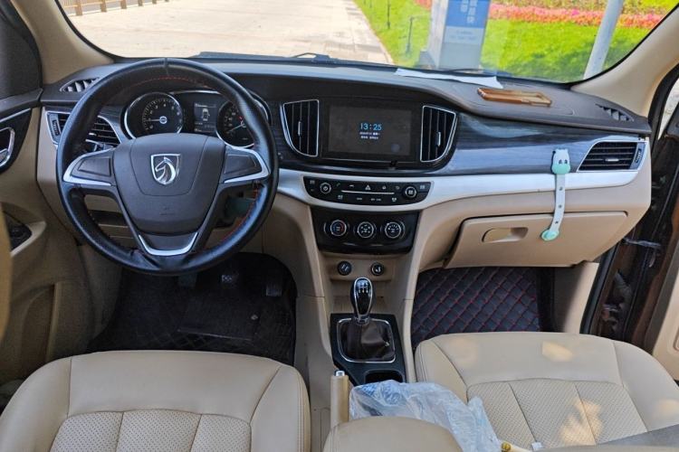 Used Baojun 730 2015 1.8L Manual Comfort ESP Version 7-seater Center Console