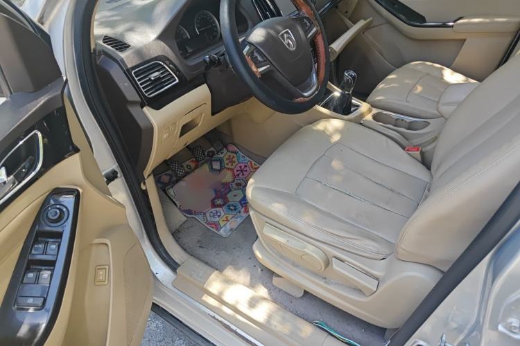 Used Baojun 730 2015 1.8L Manual Luxury Navigation ESP Version 7-seater Driver Seat