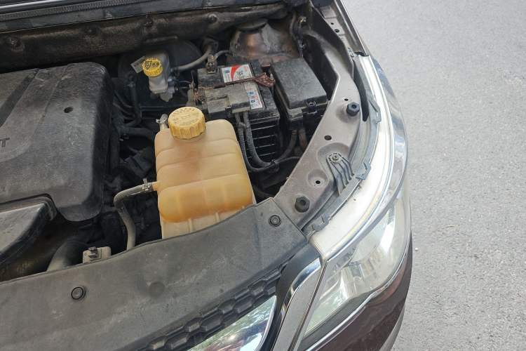 Used Baojun 730 2015 1.8L Manual Comfort ESP Version 7-seater Engine Bay Left