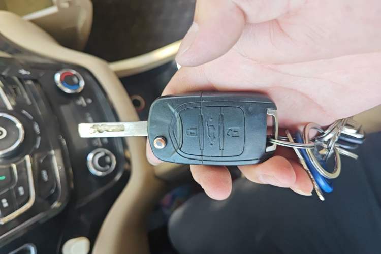 Used Baojun 730 2015 1.8L Manual Luxury Navigation ESP Version 7-seater Vehicle Key