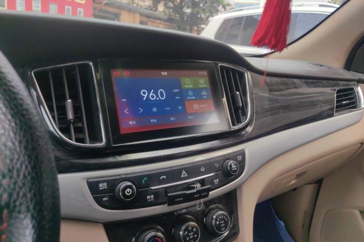 Used Baojun 730 2015 1.8L Manual Comfort ESP Version 7-seater Audio And AC Panel