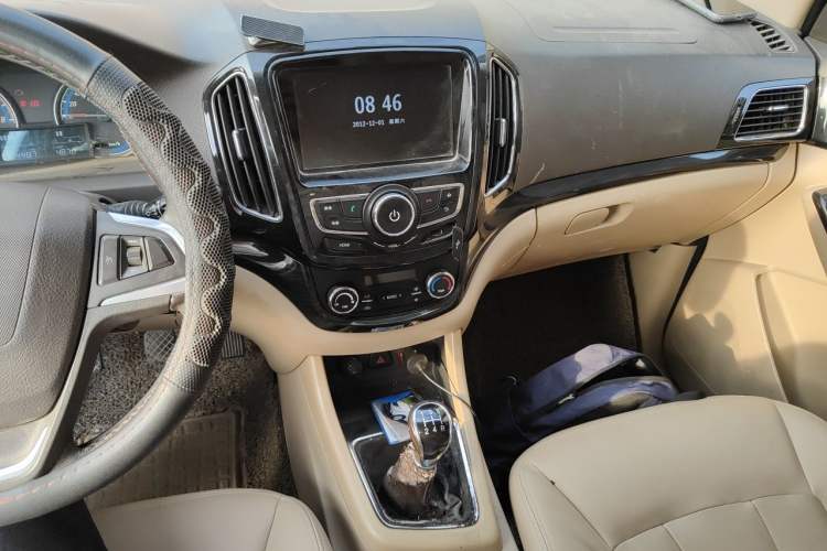 Used Baojun 730 2015 1.8L Manual Luxury Navigation ESP Version 7-seater Audio And AC Panel