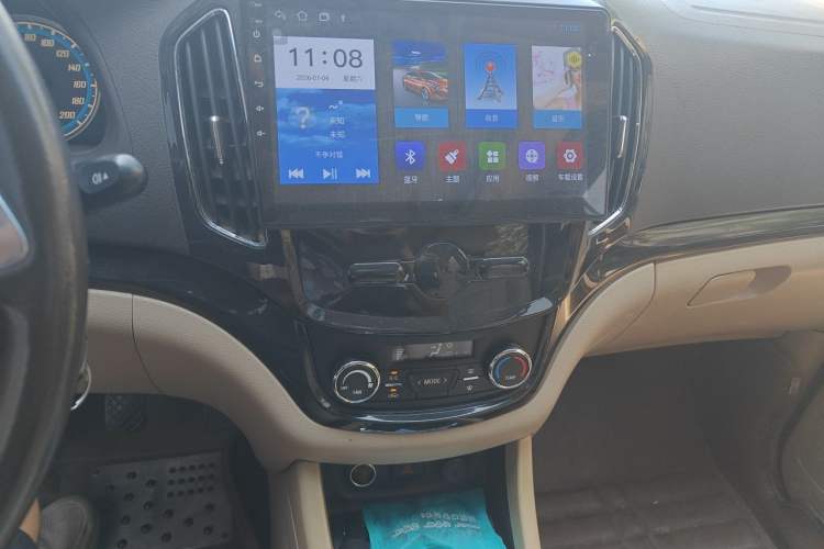 Used Baojun 730 2015 1.8L Manual Luxury Navigation ESP Version 7-seater Audio And AC Panel