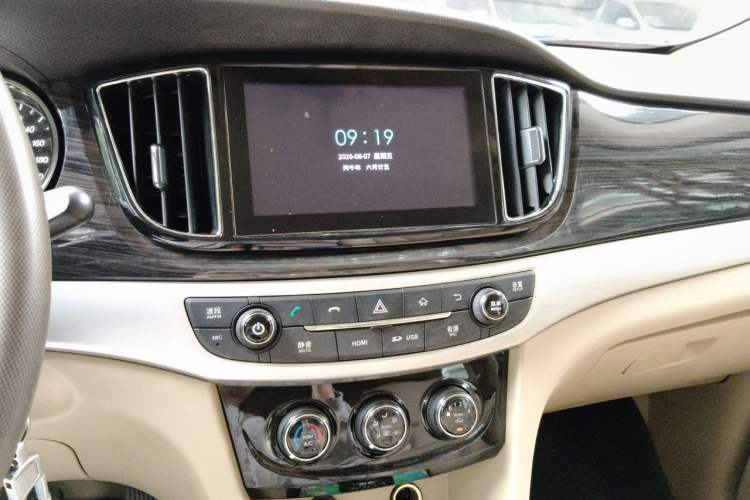 Used Baojun 730 2015 1.8L Manual Comfort ESP Version 7-seater Audio And AC Panel