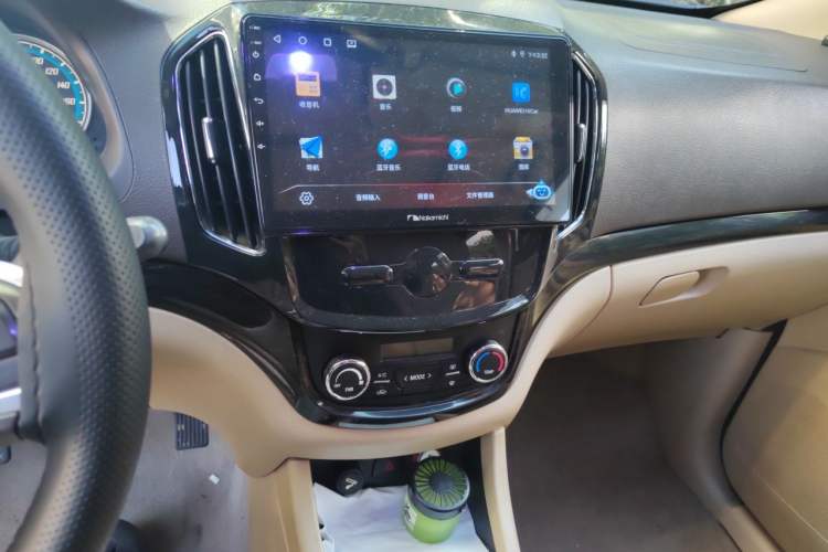 Used Baojun 730 2015 1.8L Manual Luxury Navigation ESP Version 7-seater Audio And AC Panel