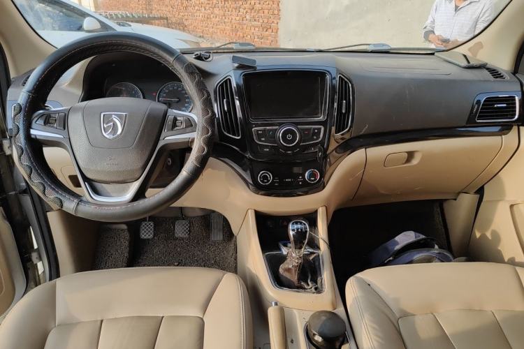 Used Baojun 730 2015 1.8L Manual Luxury Navigation ESP Version 7-seater Center Console
