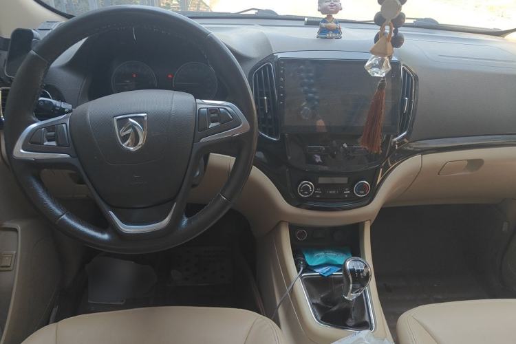 Used Baojun 730 2015 1.8L Manual Luxury Navigation ESP Version 7-seater Center Console
