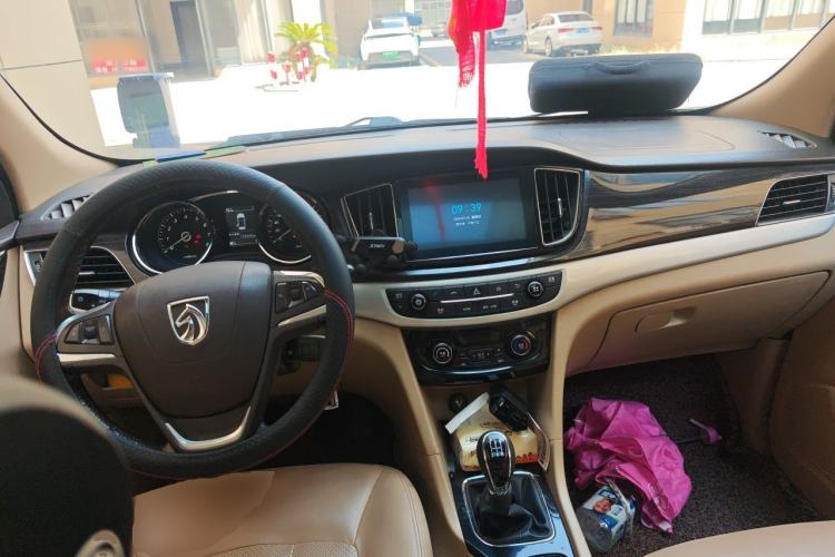 Used Baojun 730 2015 1.8L Manual Luxury Navigation ESP Version 7-seater Center Console
