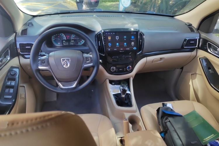 Used Baojun 730 2015 1.8L Manual Luxury Navigation ESP Version 7-seater Center Console