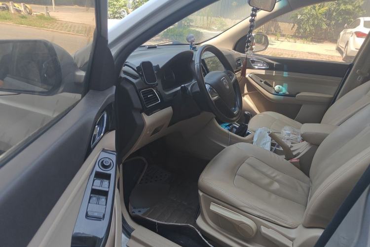 Used Baojun 730 2015 1.8L Manual Luxury Navigation ESP Version 7-seater Driver Seat