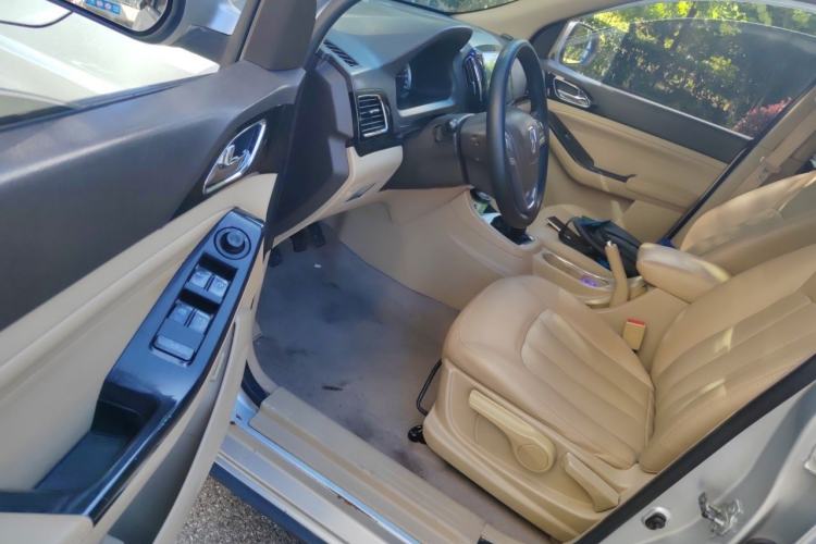 Used Baojun 730 2015 1.8L Manual Luxury Navigation ESP Version 7-seater Driver Seat