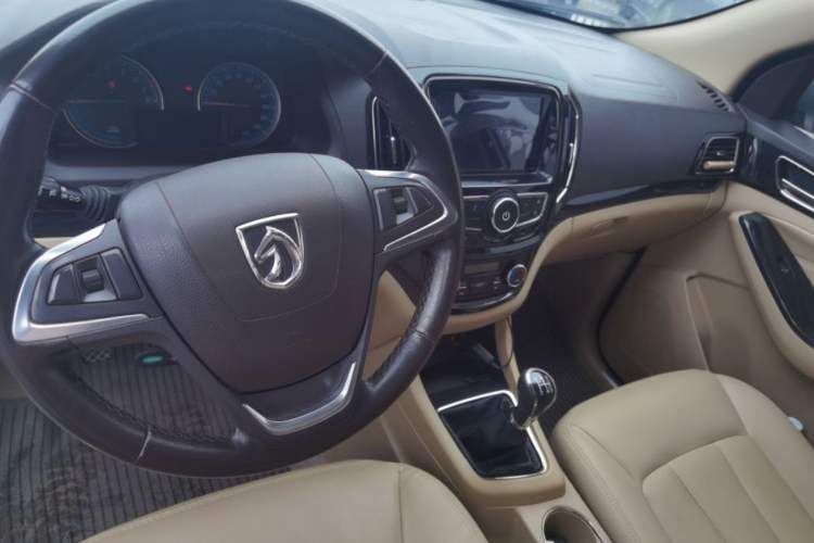 Used Baojun 730 2015 1.8L Manual Luxury Navigation ESP Version 7-seater Interior 1