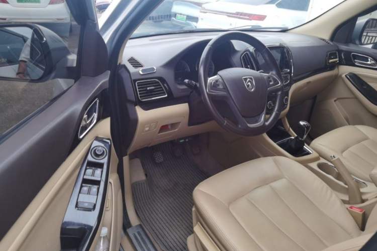 Used Baojun 730 2015 1.8L Manual Luxury Navigation ESP Version 7-seater Interior 2