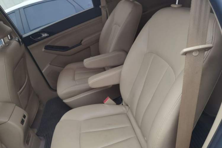 Used Baojun 730 2015 1.8L Manual Luxury Navigation ESP Version 7-seater Interior 3