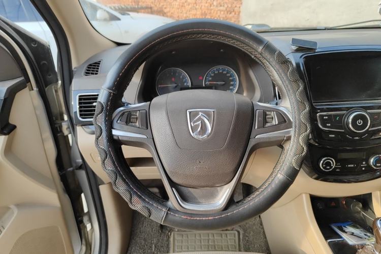 Used Baojun 730 2015 1.8L Manual Luxury Navigation ESP Version 7-seater Steering Wheel