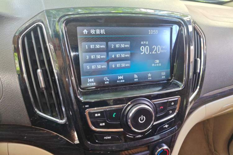 Used Baojun 730 2015 1.8L Manual Luxury Navigation ESP Version 7-seater Audio And AC Panel
