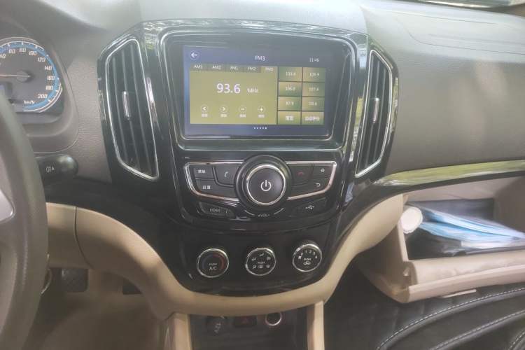 Used Baojun 730 2015 1.8L Manual Comfort ESP Version 7-seater Audio And AC Panel
