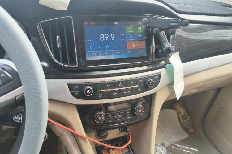 Used Baojun 730 2015 1.8L Manual Luxury Navigation ESP Version 7-seater Audio And AC Panel
