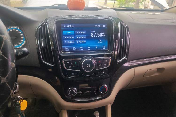 Used Baojun 730 2015 1.8L Manual Luxury Navigation ESP Version 7-seater Audio And AC Panel